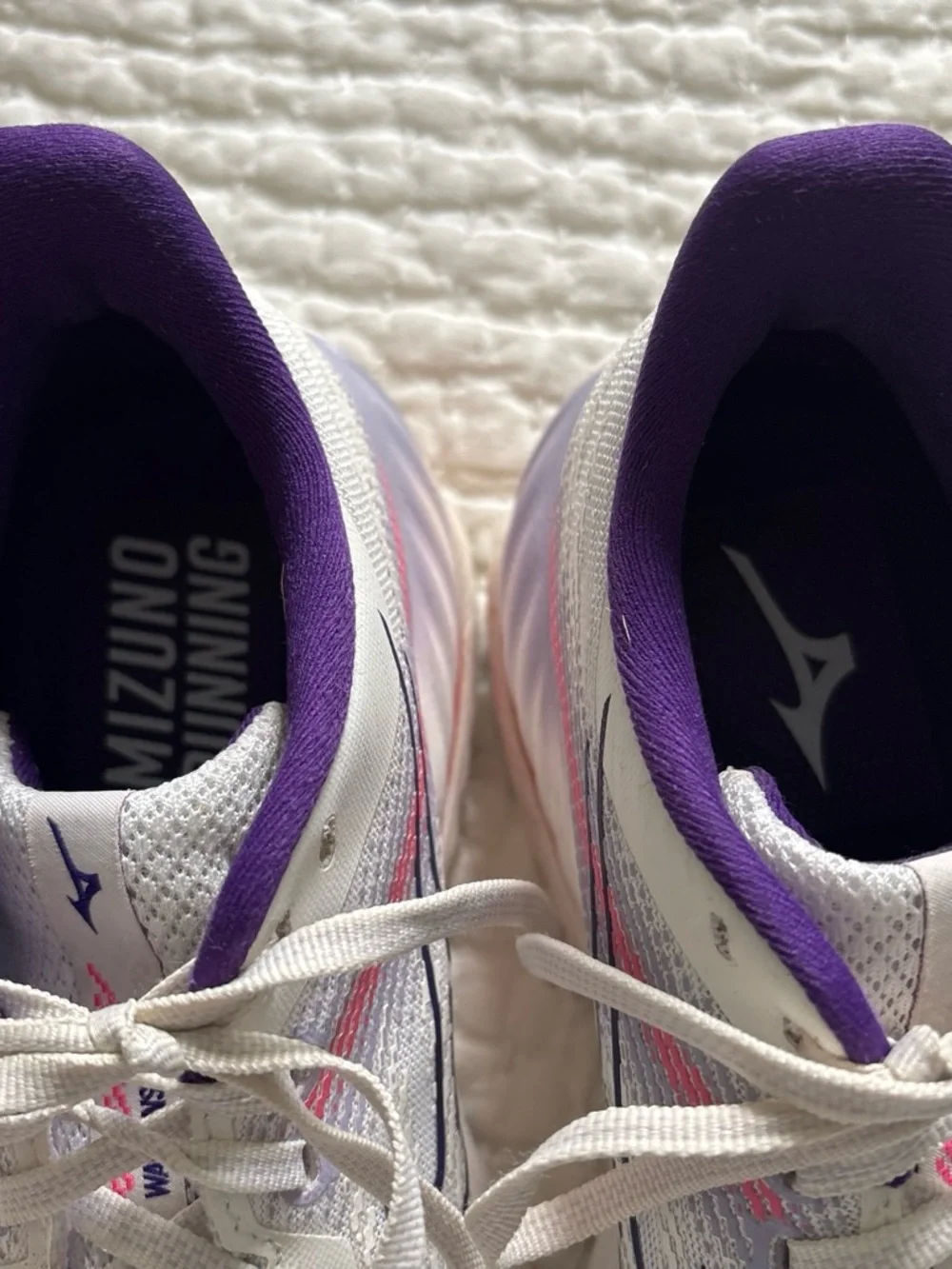 Mizuno Wave Inspire 21 Women's White Running Shoes with Purple Accent